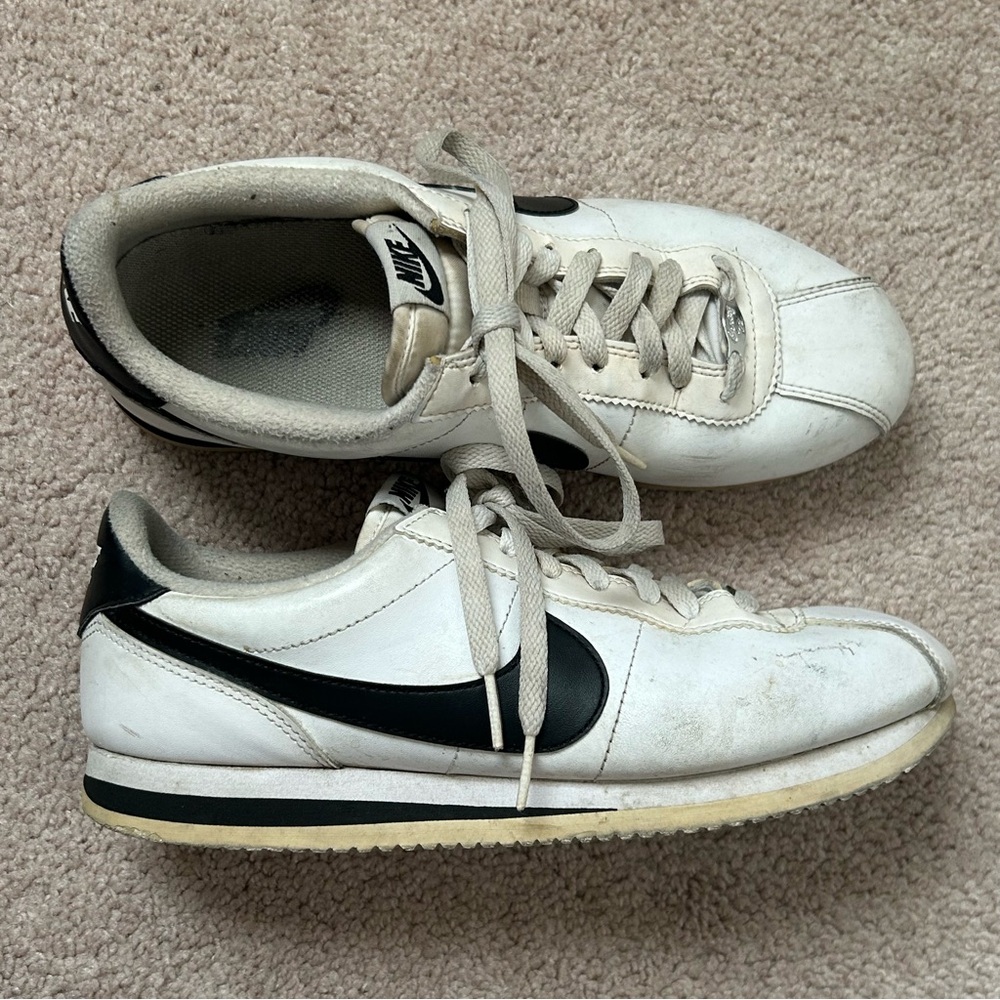 Nike White and Black Sneakers